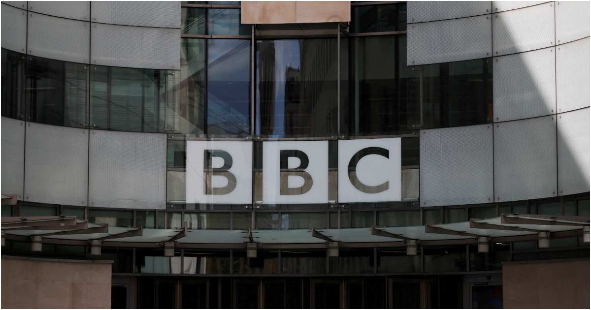 বিবিসির কার্যালয়ে প্রতিষ্ঠানটির লোগো। ছবি: রয়টার্স